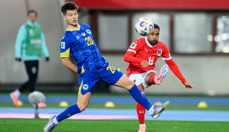 epa12534653 Esmir Bajraktarevic (L) of Bosnia & Herzegovina in action against Phillipp Mwene of Austria during the FIFA World Cup 26 UEFA qualifier between Austria and Bosnia & Herzegovina in Vienna, Austria, 18 November 2025. EPA/MAX SLOVENCIK