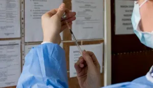 OSIJEK- 05.01.2021., Dom zdravlja Osijek, zapocelo cijepljenje zdravstvenih djelatnika protiv koronavirusa, cjepivo Pfizer za lijecenje bolesti COVID- 19.Foto: Andrea Ilakovac