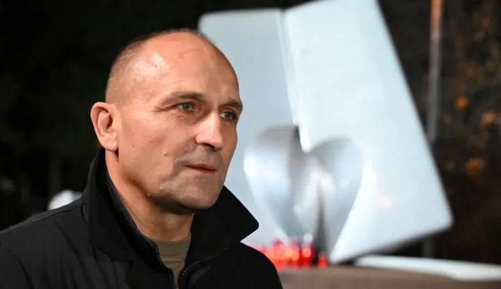 Vukovar, 17.11.2025.- Uo?i 18. studenoga, Dana sje?anja na ?rtvu Vukovara, u dvori?tu Nacionalne memorijalne bolnice "Dr. Juraj Njavro", u molitvi i s upaljenim svije?ama u ponedjeljak nave?er okupilo se mno?tvo gra?ana, odaju?i po?ast ?rtvama velikosrpske agresije na taj grad 1991. godine. Na slici potpredsjednik Vlade, ministar obrane Ivan Anu?i?. foto HINA/ Gordan Pani?/ ua