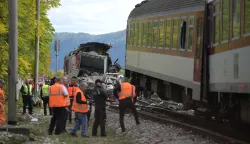 epa12450739 Rescuers work at the scene of a train crash near the village of Jablonov nad Turnou, near the city of Kosice, Slovakia, 13 October 2025. According to rescue spokesperson, at least 16 people sustained moderate to serious injuries and 50 people suffered minor injuries in the train collision. EPA/STRINGER