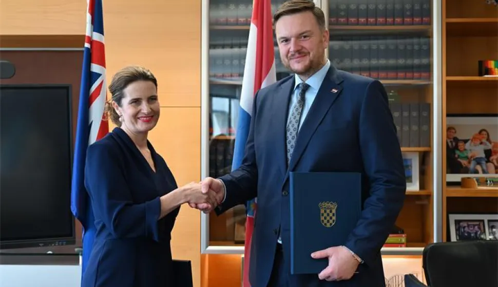 Potpredsjednik Vlade i ministar financija Marko Primorac, koji boravi u službenom posjetu Novom Zelandu, i Nicola Willis, ministrica financija, ministrica za gospodarski rast i ministrica za društvena ulaganja u Vladi Novog Zelanda potpisali su Ugovor između Republike Hrvatske i Novog Zelanda o uklanjanju dvostrukog oporezivanja porezima na dohodak te sprječavanju porezne utaje i izbjegavanja plaćanja poreza. 