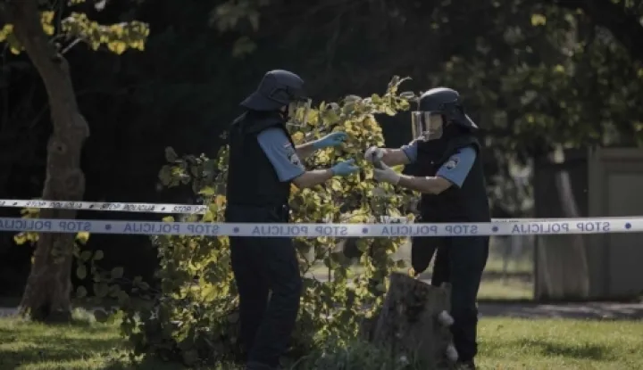 Operativno dežurstvo I. policijske postaje Osijek u ponedjeljak je u 14.14 sati zaprimilo dojavu da su u napuštenoj zgradi u Stepinčevoj ulici u Osijek pronađene dvije eksplozive naprave.