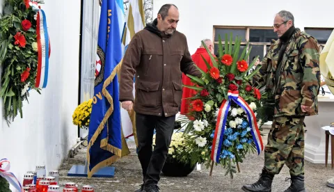 Vukovar, 20.11.2024.- Povodom obilje?avanja Dana sje?anja na ?rtvu Vukovara 1991. i 33. godi?njice stradanja toga grada u Domovinskom ratu, polaganjem vijenca i paljenjem svije?a te misom kod Spomen plo?e u dvori?tu vukovarskog Veleprometa odana je po?asi ?rtvama ubijenim u zarobljeni?kom logoru Velepromet. Na slici bra?a ?vraka, koji su bili zato?eni u Veleprometu 1991. foto HINA/ Gordan Pani?/ ua
