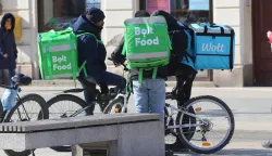 Osijek, 21. 02. 2025, Trg Ante Starčevića, dostavljači, strani radnici, Bolt, Wolt, Slobodnjak, ilustracijasnimio GOJKO MITIĆ