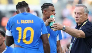 Jun 21, 2025; Houston, Texas, USA; Curacao head coach Dick Advocaat talks to players during a break in the first half against Canada during a group stage match of the 2025 Gold Cup at Shell Energy Stadium. Mandatory Credit: Troy Taormina-Imagn Images Photo: Troy Taormina/REUTERS