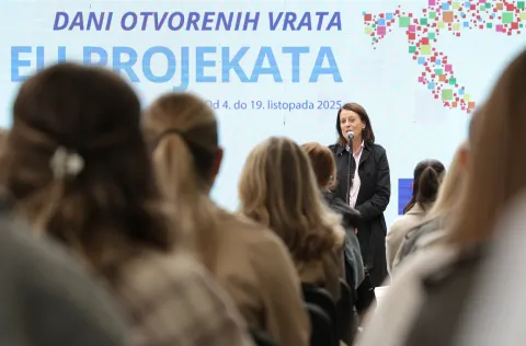 Osijek, 09. 10. 2025., Trg slobode, Dan otvorenih vrata, EU projekti, studenti, predavanje, mi&scaron;ljenje studenata, rasprava, Anamarija Matić Kardo&scaron;SNIMIO BRUNO JOBST