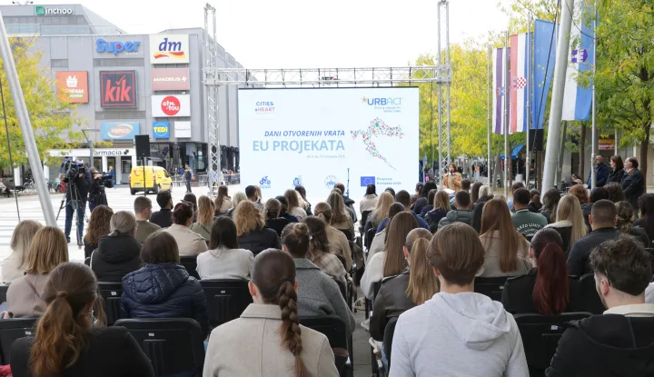 Osijek, 09. 10. 2025., Trg slobode, Dan otvorenih vrata, EU projekti, studenti, predavanje, mišljenje studenata, raspravaSNIMIO BRUNO JOBST