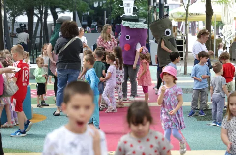 Osijek, 17. 06. 2025., Trg slobode, OS dječje igrali&scaron;te, OS igrali&scaron;te, igrali&scaron;te za djecu, otvorenje, djeca, igra, obilazak SNIMIO BRUNO JOBST