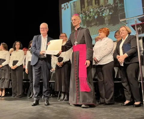 VINKOVCIMješoviti pjevački zbor "Sv. Cecilija" vinkovačke Župe sv. Euzebija i Poliona akademijom i velikim koncertom u dvorani Gradskog kazališta "Joza Ivakić" proslavio je 100 godina postojanjastudeni 2025.