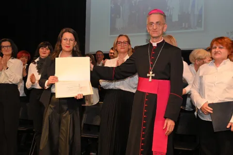 VINKOVCIMješoviti pjevački zbor "Sv. Cecilija" vinkovačke Župe sv. Euzebija i Poliona akademijom i velikim koncertom u dvorani Gradskog kazališta "Joza Ivakić" proslavio je 100 godina postojanjastudeni 2025.