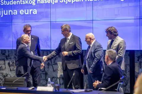 Zagreb, 20.11.2025 - Predsjednik Vlade Andrej Plenković sudjelovao je na svečanosti uručivanja ugovora za modernizaciju studentskog smještaja, uz ravnatelja SAFU-a Dragana Jelića i ministra Radovana Fuchsa uručili su ugovore predstavnicima sveučilišta u Zagrebu, Slavonskom Brodu, Zadru, Rijeci i Splitu te veleučilišta u Karlovcu i u Gospiću. Na fotografiji Andrej Plenković, Radovan Fuchs.foto HINA/ Daniel KASAP/ dk