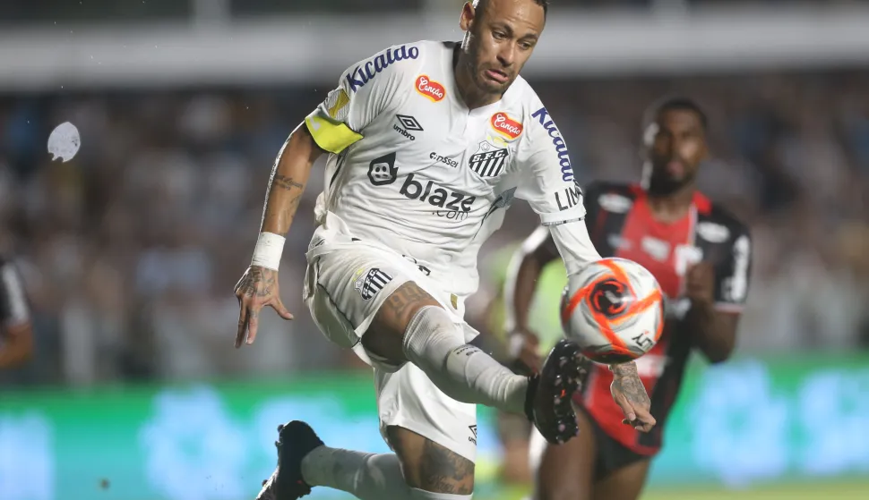 epa11878102 Neymar of Santos controls the ball during a Paulista Championship match between Santos and Botafogo RP in Santos, Brazil, 05 February 2025. Neymar returned to play for Santos twelve years after leaving the club to play in Europe with Barcelona. EPA/GUILHERME DIONIZIO