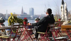 Osijek, 20. 11. 2025., Kopika, fotošetnja, Bajta; kava; ispijanje kave; lijep dan; sunčano vrijeme; D vitamin; opuštanje uz Dravu; iskoristite lijepo, mirno, tiho i sunčano vrijeme tko možeSNIMIO BRUNO JOBST