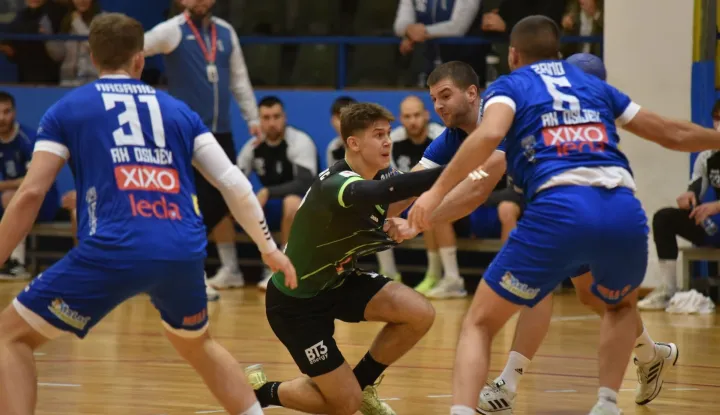 Mladi igrač NEXE-a Matko Moslavac okružen igračima Osijeka Maganićem, Zrnom i Čičkom