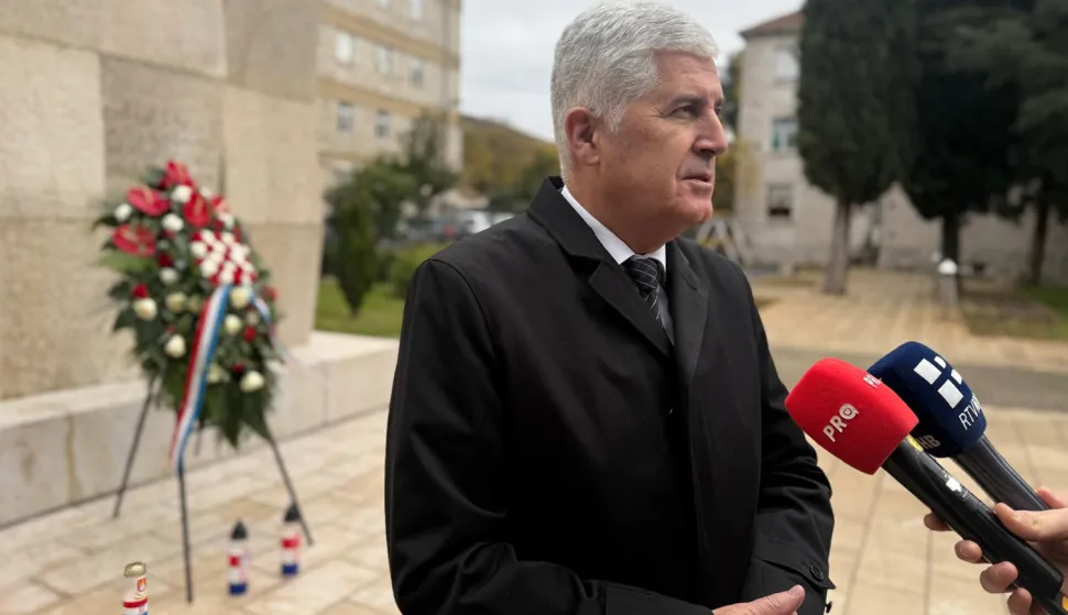Mostar, 18.11.2025. - Čelnik Hrvatskog narodnog sabora Dragan Čović izjavio je u utorak kako su se Hrvati u BiH organizirali kroz Hrvatsku zajednicu Herceg-Bosnu istoga dana kada je pao Vukovar, prepoznajući opasnost od predstojeće srpske agresije te su time osigurali opstanak u toj zemlji. Na fotografiji Dragan Čović. foto HINA/ Zoran KREŠIĆ/ tm