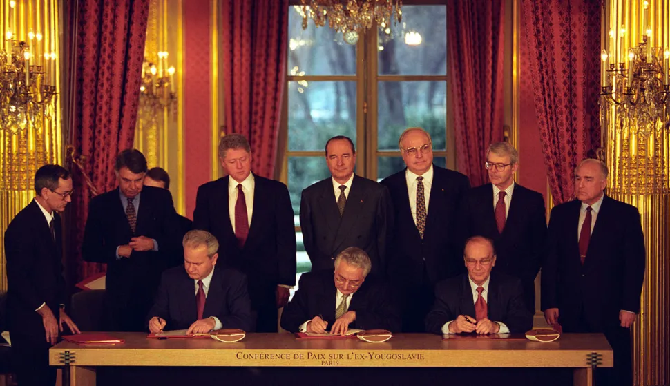 MAGAZIN DAYTONslobodan_Milosevic_Alija_Izetbegovic_and_Franjo_Tudjman_sign_the_Balkan_Peace_Agreement_-_Flickr_-_The_Central_Intelligence_Agency.jpg