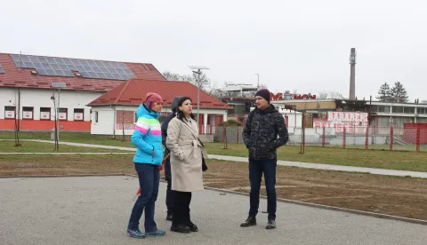 BELIŠĆEGradonačelnica Ivana Jerbić u petak je sa suradnicima, direktoricom Lokalne razvojne agencije Vedranom Kopić i službenicom ovlaštenom za privremeno obavljanje poslova pročelnika Ljiljanom Žigić te nadzornim inženjerom Krunom Oreškovićem obišla radove na izgradnji nogometnog igrališta s umjetnom travom u sklopu gradskog stadiona u Belišćustudeni 2025.