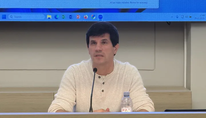 U svečanoj dvorani osječkog Filozofskog fakulteta, u sklopu projekta FUZ&JA, održano je predavanje i predstavljanje knjige dr. sc. Mate Kapovića "Jezični savjetnik za 21. stoljeće"