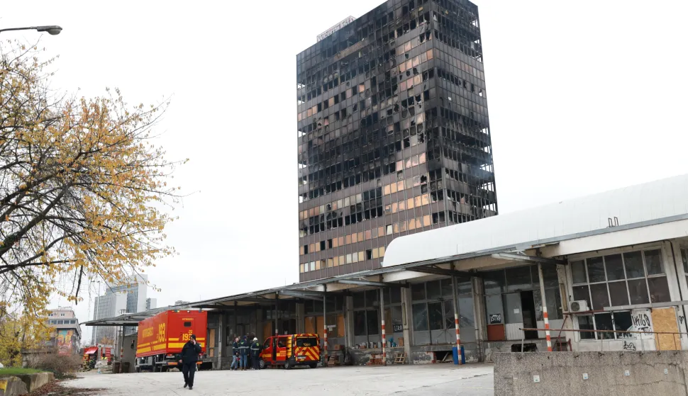 Zagreb, 19.11.2025. - Inženjeri i statičari kod Vjesnikovog nebodera. U Vjesnikovom neboderu na Slavonskoj aveniji požar je izbio u ponedjeljak malo prije ponoći. foto HINA/ Lana SLIVAR DOMINIĆ/ ml
