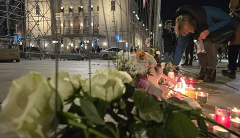 Beograd, 21.12.2024. - Roditelji djece ubijene u beogradskoj osnovnoj školi "Vladislav Ribnikar" u svibnju 2023. godine i mnoštvo Beograđana u petak navečer su na Trgu Republike upalili svijeće i položili cvijeće odajući počast ubijenom djetetu i ozlijeđenima u jučerašnjem napadu u zagrebačkoj Osnovnoj školi Prečko.foto HINA/ HINA/ FoNet/ Marko Dragoslavić/ ml