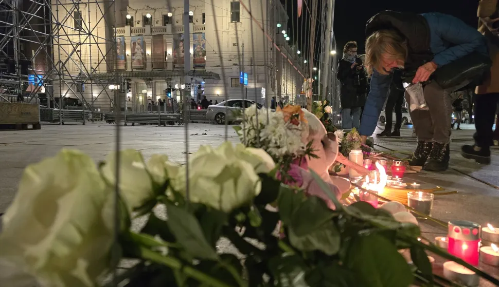 Beograd, 21.12.2024. - Roditelji djece ubijene u beogradskoj osnovnoj školi "Vladislav Ribnikar" u svibnju 2023. godine i mnoštvo Beograđana u petak navečer su na Trgu Republike upalili svijeće i položili cvijeće odajući počast ubijenom djetetu i ozlijeđenima u jučerašnjem napadu u zagrebačkoj Osnovnoj školi Prečko.foto HINA/ HINA/ FoNet/ Marko Dragoslavić/ ml