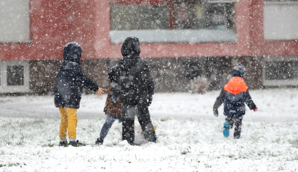 Osijek, 22. 11. 2025., snijeg, gust snijeg, prvi snijeg 2025, promet; prometnice, djeca, zimske radosti, SNIMIO BRUNO JOBST