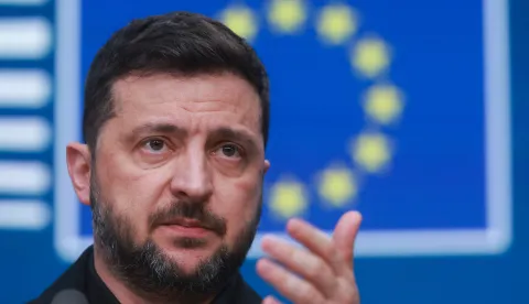 epa12475704 Ukrainian President Volodymyr Zelensky holds a press conference following the Euro Summit in Brussels, Belgium, 23 October 2025. European Union leaders convened in Brussels to discuss the situation in Ukraine, European defence, developments in the Middle East, competitiveness, housing, and migration. EPA/OLIVIER HOSLET