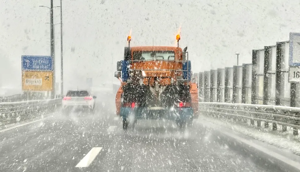 Osijek, 22. 11. 2025., snijeg, gust snijeg, prvi snijeg 2025, promet; prometnice, ralica; sol na cestama; zimska služba; zimski uvijeti na cestama; snijeg na cestama; či&scaron;ćenje prometnicaSNIMIO BRUNO JOBST