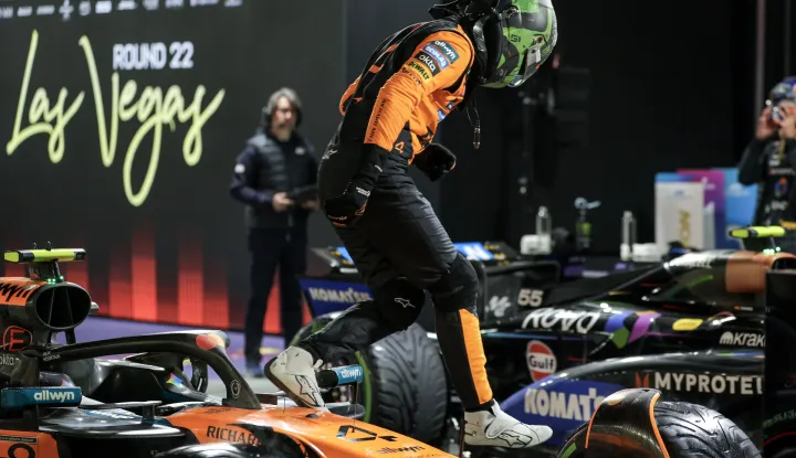 epa12541249 McLaren driver Lando Norris of United Kingdom steps out of his car after qualifying in pole position for the Formula One Las Vegas Grand Prix on the Las Vegas Strip Circuit, USA, 21 November 2025. The Las Vegas Grand Prix will take place on 22 November 2025. EPA/CRISTOBAL HERRERA-ULASHKEVICH