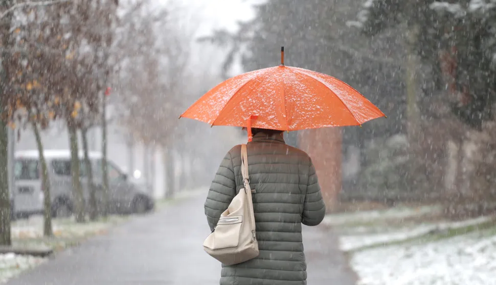 Osijek, 22. 11. 2025., snijeg, gust snijeg, prvi snijeg 2025, promet; prometnice, djeca, zimske radosti, SNIMIO BRUNO JOBST