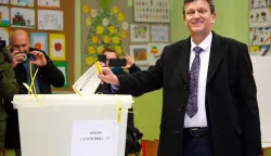 epa12543787 Branko Blanusa, Serb Democratic party (SDS) presidential candidate, casts his ballot during the early presidential elections at a polling station in Banja Luka, Bosnia and Herzegovina, 23 November 2025. Voters in the Serb-majority entity are heading to the polls to elect a new president following the removal of former leader Milorad Dodik earlier this year. EPA/NIDAL SALJIC