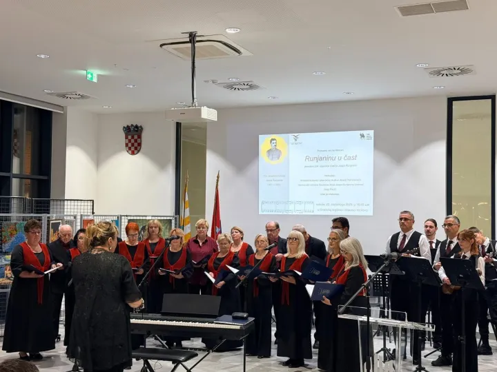 Subotnje popodne bilo je zanimljivo u vinkovačkoj Gradskoj knjižnici i čitaonici &ndash; prvo je otvorena izložba radova dvojice hrvatskih branitelja, akademskog kipara i slikara Marijana Zajeca &ndash; Ko-Ze i slikara Dražena Pilića Arta. Potom je održan četvrti po redu koncert "Runjaninu u čast"