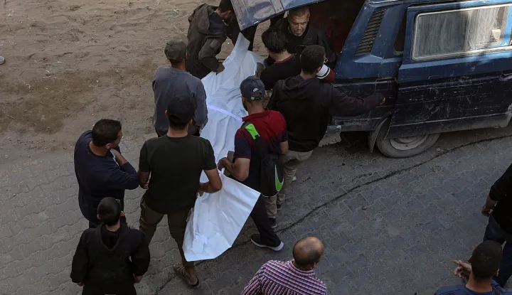 epa12543807 Palestinians carry the body of a member of the Al Khoudary family, at Al Shifa hospital in Gaza City, 23 November 2025. According to the Palestinian Ministry of Health in Gaza, at least 24 Palestinians were killed November 22 in Israeli air strikes on the Gaza Strip. EPA/MOHAMMED SABER
