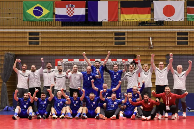 TOKIO, 23. studenoga 2025. (Hina) - Hrvatska je na Ollimpijskim igrama gluhih u Tokiju imala izniman dan — Laura Štefanac osvojila je zlatnu medalju u bacanju koplja, dok se rukometna reprezentacija gluhih plasirala u finale nakon uvjerljive pobjede nad Srbijom.