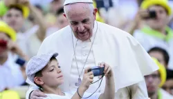 epa12044040 (FILE) Pope Francis poses for a picture with a child during the meeting with thousands of altar boys in St Peter's Square, Vatican City, 04 August 2015 (reissued 21 April 2025). Pope Francis died on 21 April 2025 at the age of 88, according to the Holy See. Born Jorge Mario Bergoglio in Buenos Aires, Argentina on 17 December 1936, was appointed leader of the Catholic Church on 13 March 2013 succeeding pontiff Emeritus Benedict XVI. EPA/GIORGI ONORATI *** Local Caption *** 50784481