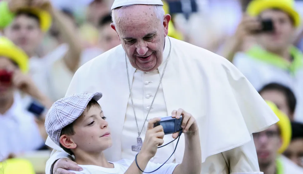 epa12044040 (FILE) Pope Francis poses for a picture with a child during the meeting with thousands of altar boys in St Peter's Square, Vatican City, 04 August 2015 (reissued 21 April 2025). Pope Francis died on 21 April 2025 at the age of 88, according to the Holy See. Born Jorge Mario Bergoglio in Buenos Aires, Argentina on 17 December 1936, was appointed leader of the Catholic Church on 13 March 2013 succeeding pontiff Emeritus Benedict XVI. EPA/GIORGI ONORATI *** Local Caption *** 50784481