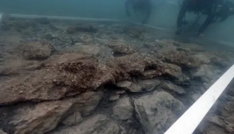 ZADAR, 23. studenoga 2025. (Hina) - Uz obalu otoka Pašmana, između Neviđana i otočića Školjića, arheolozi su na pet metara dubine mora otkrili neolitičko nalazište iz petog tisućljeća prije Krista, izvijestili su u nedjelju sa Sveučilišta u Zadru.