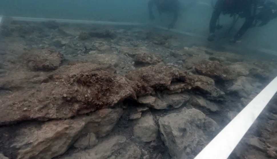 ZADAR, 23. studenoga 2025. (Hina) - Uz obalu otoka Pašmana, između Neviđana i otočića Školjića, arheolozi su na pet metara dubine mora otkrili neolitičko nalazište iz petog tisućljeća prije Krista, izvijestili su u nedjelju sa Sveučilišta u Zadru.