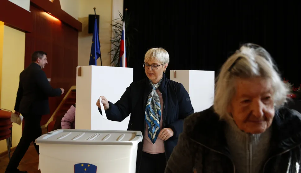 epa12543887 Slovenian President Natasa Pirc -Musar (C) votes during a referendum on a law legalizing assisted dying in Ljubljana, Slovenia, 23 November 2025. Slovenia is holding a binding referendum to decide the fate of a law previously approved by parliament and supported in a 2024 referendum; a new vote was triggered after a conservative campaign gathered enough signatures to force a repeat. EPA/ANTONIO BAT