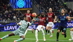 epa12544875 AC Milan?s goalkeeper Mike Maignan (L) in action after saving a penalty kicked by Inter Milan?s Hakan Calhanoglu (R) during the Italian Serie A soccer match between Inter and Milan at Giuseppe Meazza stadium in Milan, Italy, 23 November 2025. EPA/MATTEO BAZZI
