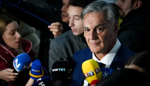 epa12543798 Sinisa Karan (R), Alliance of Independent Social Democrats (SNSD) presidential candidate, talks to media after casting his ballot during the early presidential elections at a polling station in Banja Luka, Bosnia and Herzegovina, 23 November 2025. Voters in the Serb-majority entity are heading to the polls to elect a new president following the removal of former leader Milorad Dodik earlier this year. EPA/NIDAL SALJIC