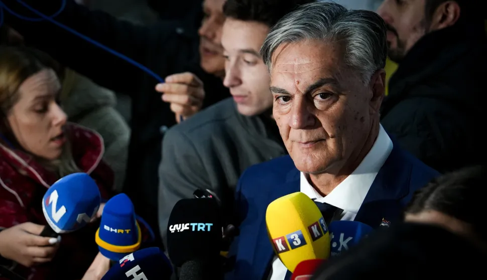 epa12543798 Sinisa Karan (R), Alliance of Independent Social Democrats (SNSD) presidential candidate, talks to media after casting his ballot during the early presidential elections at a polling station in Banja Luka, Bosnia and Herzegovina, 23 November 2025. Voters in the Serb-majority entity are heading to the polls to elect a new president following the removal of former leader Milorad Dodik earlier this year. EPA/NIDAL SALJIC