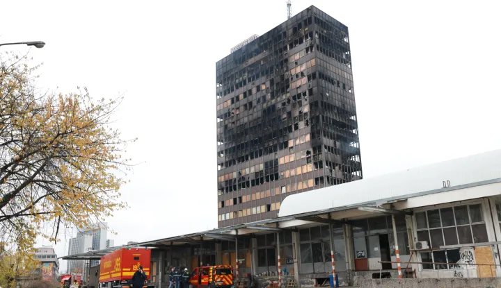 Zagreb, 19.11.2025. - Inženjeri i statičari kod Vjesnikovog nebodera. U Vjesnikovom neboderu na Slavonskoj aveniji požar je izbio u ponedjeljak malo prije ponoći. foto HINA/ Lana SLIVAR DOMINIĆ/ ml