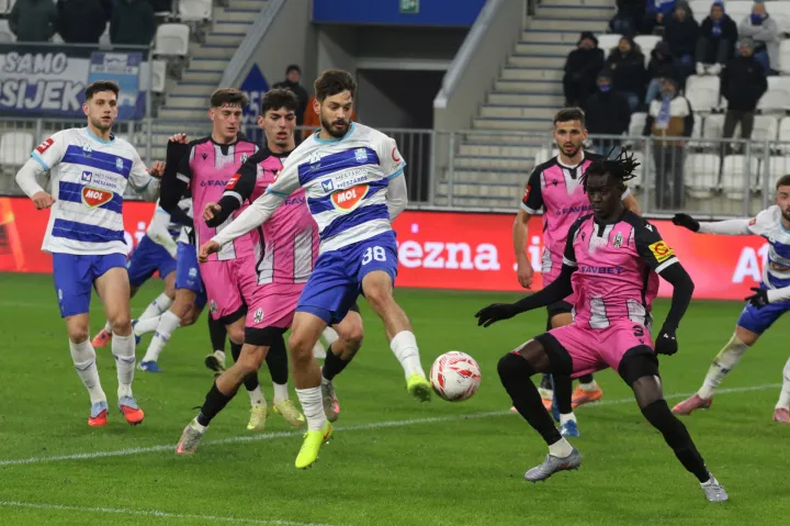 Osijek, 23. 11. 2025, Opus Arena, nogomet, Osijek - Lokomotiva (Zagreb), SupeSport HNL 25/26. David Čolina (38)snimio GOJKO MITIĆ