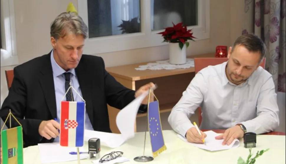 Josip Matuha (lijevo) ravnatelj Đačkog doma Požega