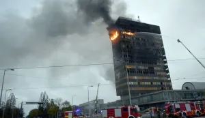18.11.2025. - Zagreb, Hrvatska - Pozar u Vjesnikovom neboderu. Vatra se siri na nize katove. Svi vatrogasci s podrucja grada su na terenu i pokusavaju vatru staviti pod nadzor. Photo: Josip Mikacic/PIXSELL