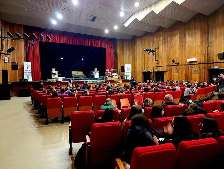 Učenici na predstavi u Županjifoto: VSŽ