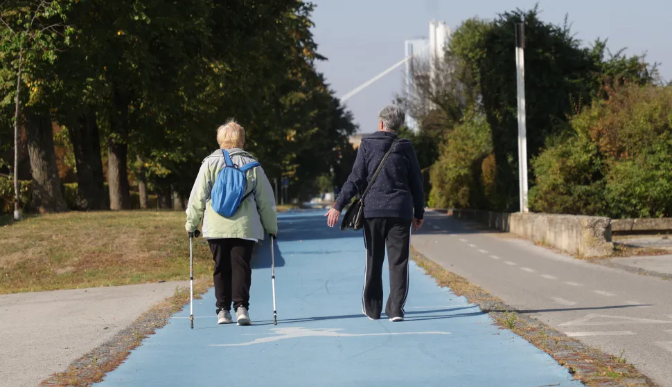 Osijek, 01. 10. 2025., Jesenska šetnja, fotošetnja, jesen, hladnije vrijeme, park, parkovi, umirovljenik; umirovljenici SNIMIO BRUNO JOBST