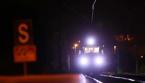 Zapreљiж, 24.08.2018 - Dvije su osobe poginule u naletu vlaka u Zapreљiжu u petak oko 21 sat, doznaje se iz zagrebaиke policije. Identitet poginulih joљ uvijek je nepoznat, a nejasno je i radi li se o osobama koje su hodale po pruzi ili su tek pokuљale preжi preko nje. To bi trebao utvrditi oиevid koji je u tijeku, istiиu u policiji.foto HINA/ Damir SENИAR /ds