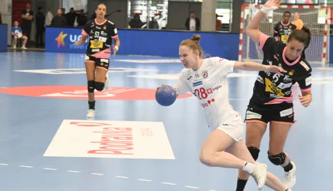 10.04.2025., SSD Josip Samarzija-Bepo, Koprivnica - Kvalifikacije za svjetsko prvenstvo Hrvatska - SpanjolskaHrvatska; Lucija Besen (1), Paula Posavec (3), Tina Barisic (4), Klara Birtic (7), Stela Posavec (8), Dejana Milosavljevic (10), Katarina Jezic (17), Katarina Pavlovic (23), Lara Buric 825), Mia Brkic (26), Andrea Simara (28), Ana Debelic (31), Josipa Mamic (35), Tena Petika (40), Petra Marinovic (50), Kristina Prkacin (88), izbornik Ivica ObrvanSpanjolska; Nicole Wiggins (1), Carmen Costa Campos (6), Ona Vegue Pena (14), Mercedes Soanez Castellanos (16), Jenifer Maria Gutierrez Bermejo (17), Ester Bosch Somaza (19), Paula Arcos Poveda (23), Danila Patricia So Delgado Pinto (27), Kaba Gassama Cissokho (33), Alicia Fraga Fernandez (34), June Loidi Etxaniz (38), Paulina Perez Buforn (52), Seynabou Mbengue Rodriguez (53), Anne Erauskin Martinez (65), Lynde Tchapochet Defo (68), Carmen Arroyo Pimienta (70), izbornik Jose AmbrosioMartin Cedres Photo: Damir Spehar/PIXSELL